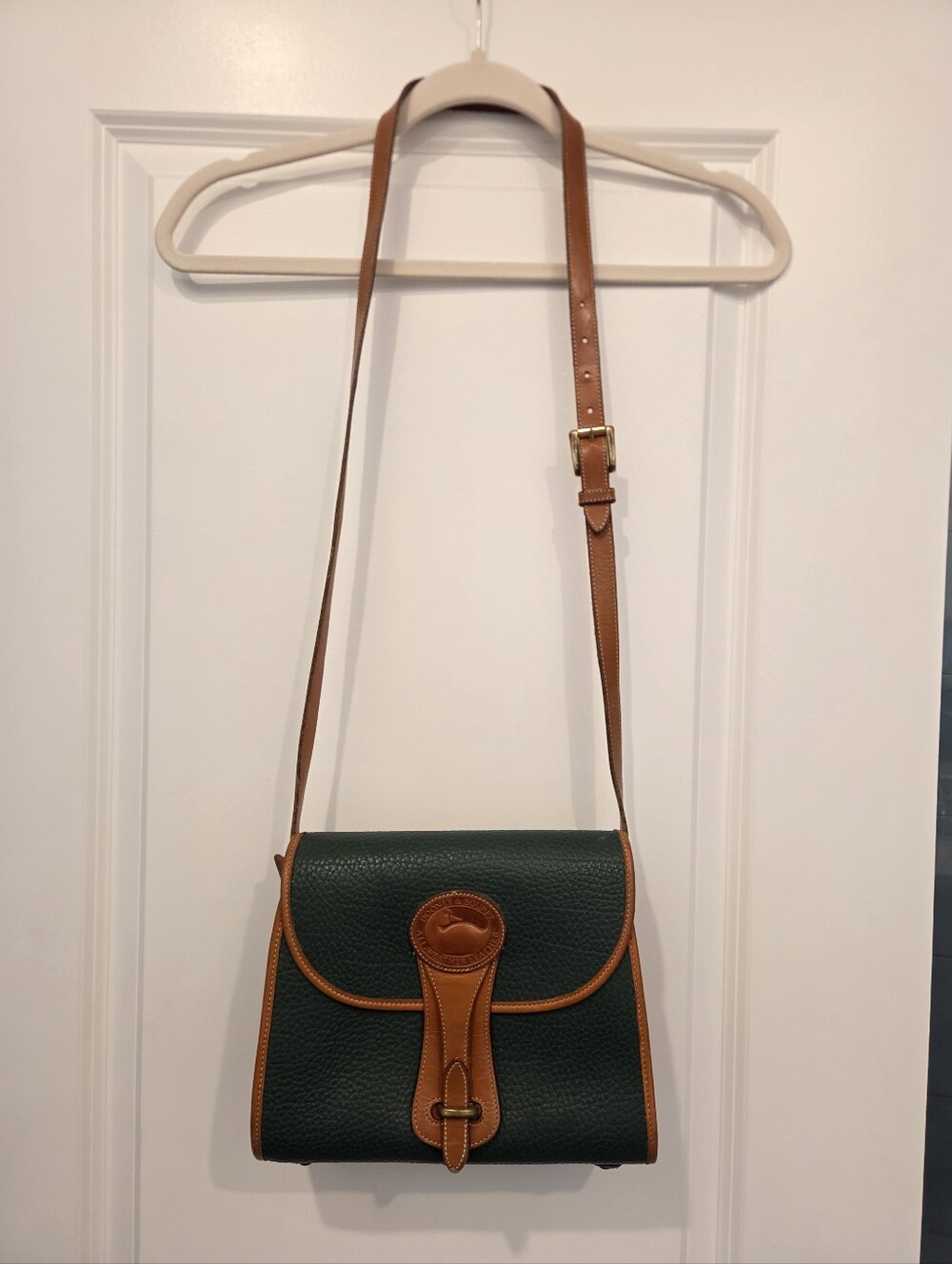 Beautiful vintage Dooney & Bourke Medium Essex Shoulder Bag (Style R25)